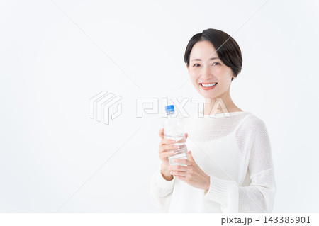 ペットボトルの水を飲む女性 143385901