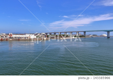 徳島港を離岸直後の南海フェリー船上風景（徳島県徳島市） 143385966