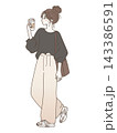 コーヒーを持って歩くおしゃれな女性のイラスト 143386591