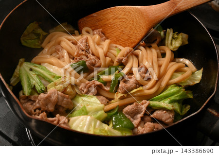 焼うどんを作っている様子 焼うどんを作っている様子 143386690
