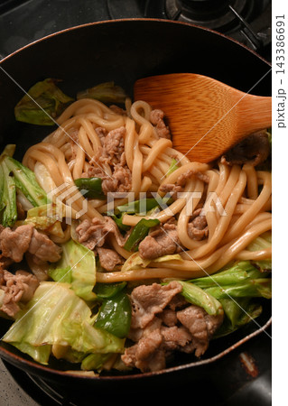 焼うどんを作っている様子 焼うどんを作っている様子 143386691