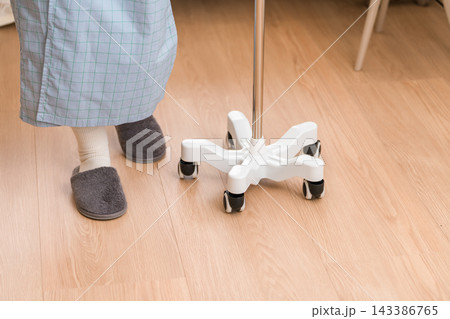 術後に点滴しながら病室を歩く入院患者の足元 術後に点滴しながら病室を歩く入院患者の足元 143386765