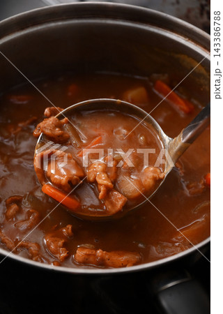オタマで掬った出来たてのカレールウ オタマで掬った出来たてのカレールウ 143386788