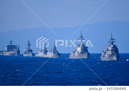 国際観艦式で護衛艦「あさひ」を先頭に航行する海上自衛隊の艦隊 国際観艦式で護衛艦「あさひ」を先頭に航行する海上自衛隊の艦隊 143386848