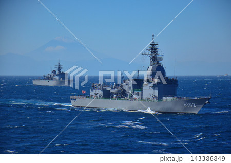 富士山をバックに航行する試験艦「あすか」と掃海母艦「うらが」 富士山をバックに航行する試験艦「あすか」と掃海母艦「うらが」 143386849