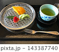 フルーツと緑茶を並べた和風の食卓 143387740