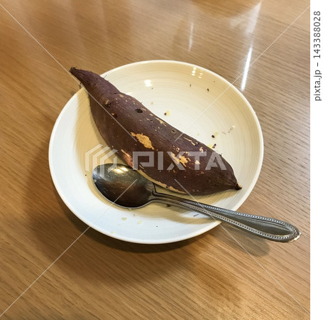 皿に盛り付けた焼き芋とスプーン 皿に盛り付けた焼き芋とスプーン 143388028