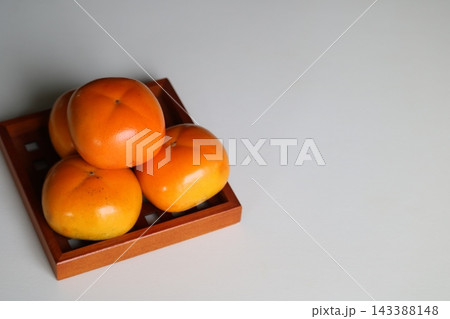 秋の味覚　甘い柿 143388148
