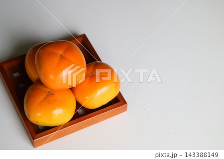 秋の味覚 甘い柿 秋の味覚 甘い柿 143388149