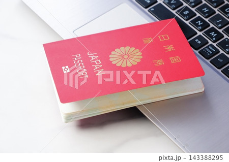 パスポート - 日本のパスポート（一般旅券10年用赤色）を用意して海外旅行の計画を立てているイメージ 143388295