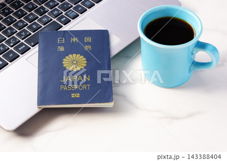 パスポート - パスポート（一般旅券5年用紺色）を用意して、海外旅行を計画しているイメージ 143388404