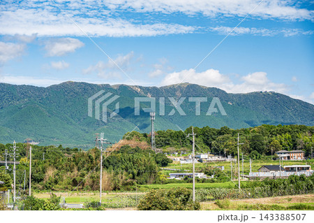 湖西地方の田園地帯から望む比良山系の山々 滋賀県大津市 湖西地方の田園地帯から望む比良山系の山々 滋賀県大津市 143388507
