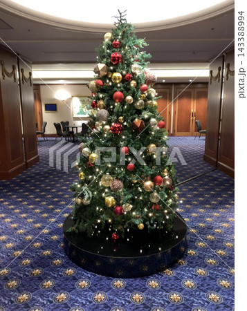 ゴージャスなクリスマスツリー 143388994