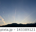 山にかかる夕焼けの飛行機雲 143389121