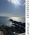 太陽に照らされる海 143389203