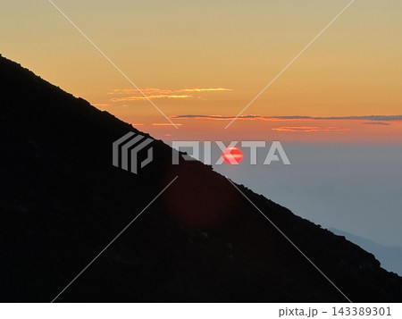 雪山山荘から見る夜明けの雲海 ☆mar_lapin 雪山山荘から見る夜明けの雲海 ☆mar_lapin 143389301