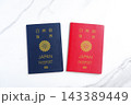 パスポート - パスポート（10年用と5年用）を用意して、海外旅行を計画しているイメージ 143389449