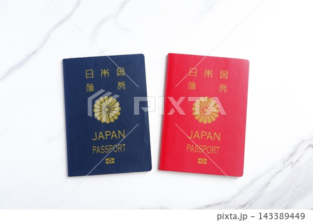 パスポート - パスポート（10年用と5年用）を用意して、海外旅行を計画しているイメージ 143389449