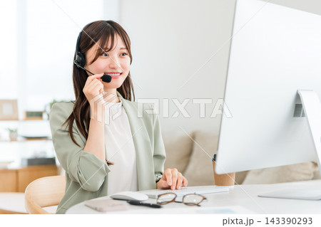 コールセンターで電話対応するオペレーターの女性 143390293