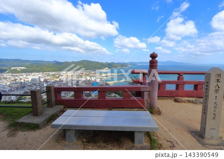 三熊山の洲本城展望台から眺める洲本の街並み(兵庫県洲本市) 三熊山の洲本城展望台から眺める洲本の街並み(兵庫県洲本市) 143390549