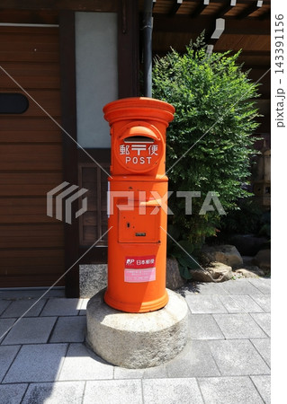 岐阜 飛騨 飛騨古川 丸ポストのある風景(新名屋前) 岐阜 飛騨 飛騨古川 丸ポストのある風景(新名屋前) 143391156