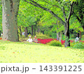 初秋の公園のベンチで休らう80代の夫婦（20260925131605） 143391225