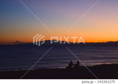 平塚の海岸から望む相模湾の夕焼け風景 平塚の海岸から望む相模湾の夕焼け風景 143391275
