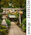 秋の神社にある大蛇の藁飾りの鳥居、静かな日本の神社風景 143391294