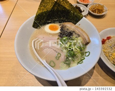 チャーシューと海苔をのせた濃厚とんこつラーメン 143391532