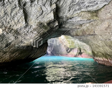 西伊豆・堂ヶ島・天窓洞の洞窟内とコバルトブルーに輝く海 西伊豆・堂ヶ島・天窓洞の洞窟内とコバルトブルーに輝く海 143391571