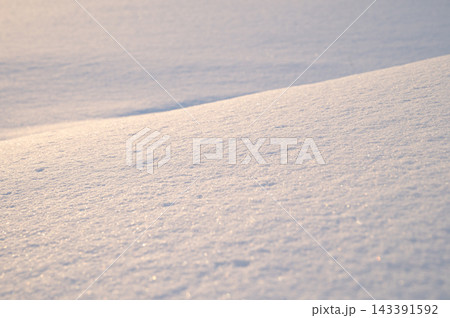 雪の表面に広がる自然な雪肌のテクスチャ背景 143391592