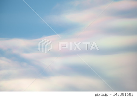 空に現れた彩雲の美しいクローズアップ 143391593