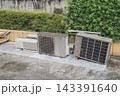 取り外した家庭用エアコンと室外機 143391640