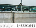 建設現場の仮囲いとケーブル 143391641