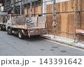 タイル（陶磁器くず）を積んだトラック 143391642