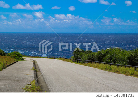 与那国島 海岸線沿いの道路(南牧場付近) 与那国島 海岸線沿いの道路(南牧場付近) 143391733