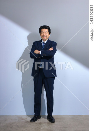 スーツの60代男性 143392055