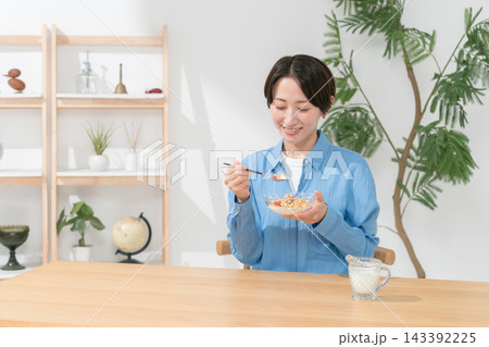 グラノーラを食べる女性 143392225