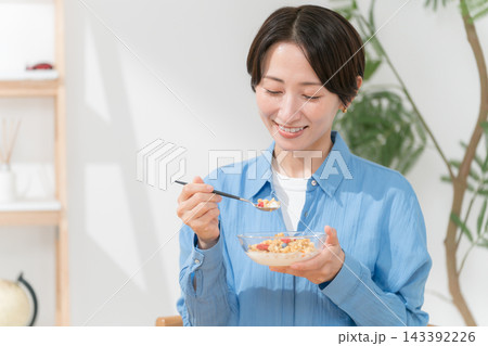 グラノーラを食べる女性 143392226