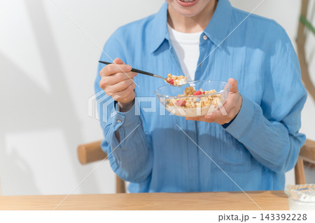 グラノーラを食べる女性 グラノーラを食べる女性 143392228
