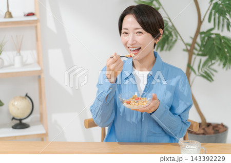 グラノーラを食べる女性 グラノーラを食べる女性 143392229