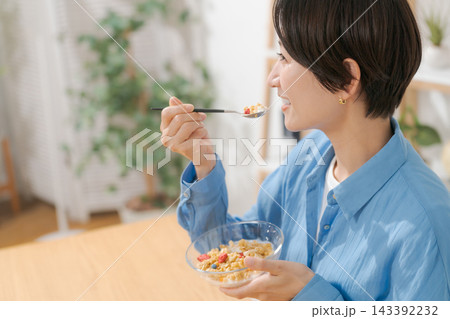 グラノーラを食べる女性 143392232