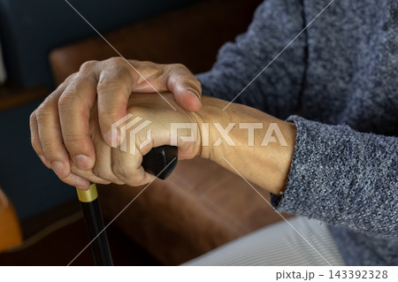 杖をつく男性の手 143392328