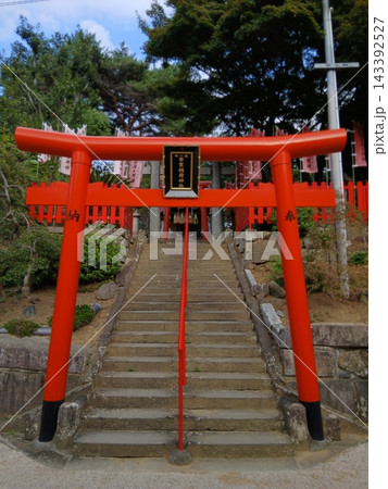 朱の鳥居と石段の参道 143392527