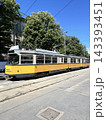 ミラノの街を走る黄色いレトロな路面電車 143393451