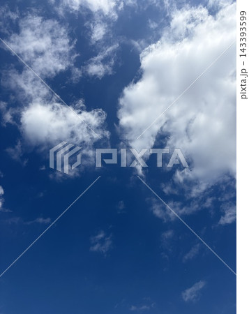 青空に浮かぶ白い雲 青空に浮かぶ白い雲 143393599