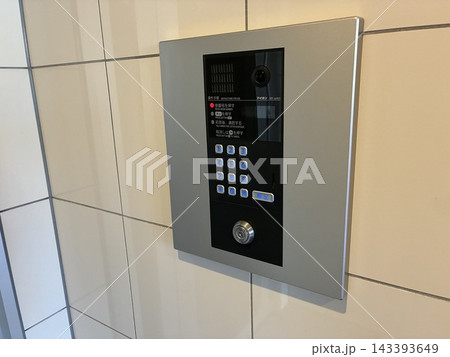 マンションのエントランスにあるインターホン マンションのエントランスにあるインターホン 143393649