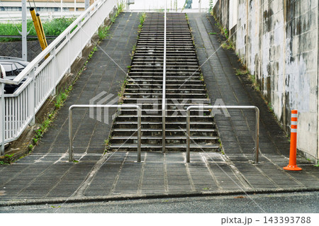 陸橋の歩道に上がる階段 陸橋の歩道に上がる階段 143393788