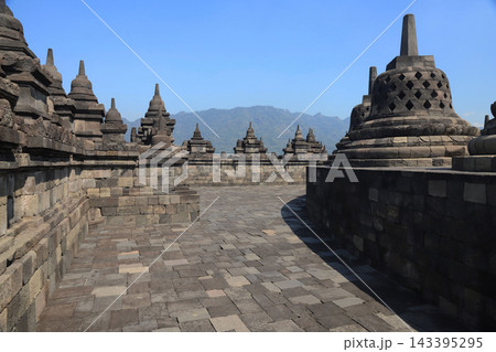 インドネシア ジャワ島 ジョグジャカルタ ボロブドゥール寺院 世界遺産 世界三大仏教遺跡 インドネシア ジャワ島 ジョグジャカルタ ボロブドゥール寺院 世界遺産 世界三大仏教遺跡 143395295