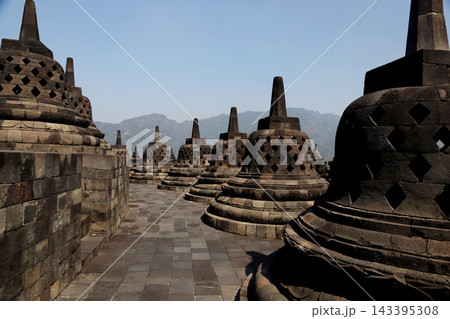 インドネシア ジャワ島 ジョグジャカルタ ボロブドゥール寺院 世界遺産 世界三大仏教遺跡 インドネシア ジャワ島 ジョグジャカルタ ボロブドゥール寺院 世界遺産 世界三大仏教遺跡 143395308